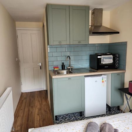 Ensuite Studio Flat Crawley-Gatwick Ifield Exteriör bild