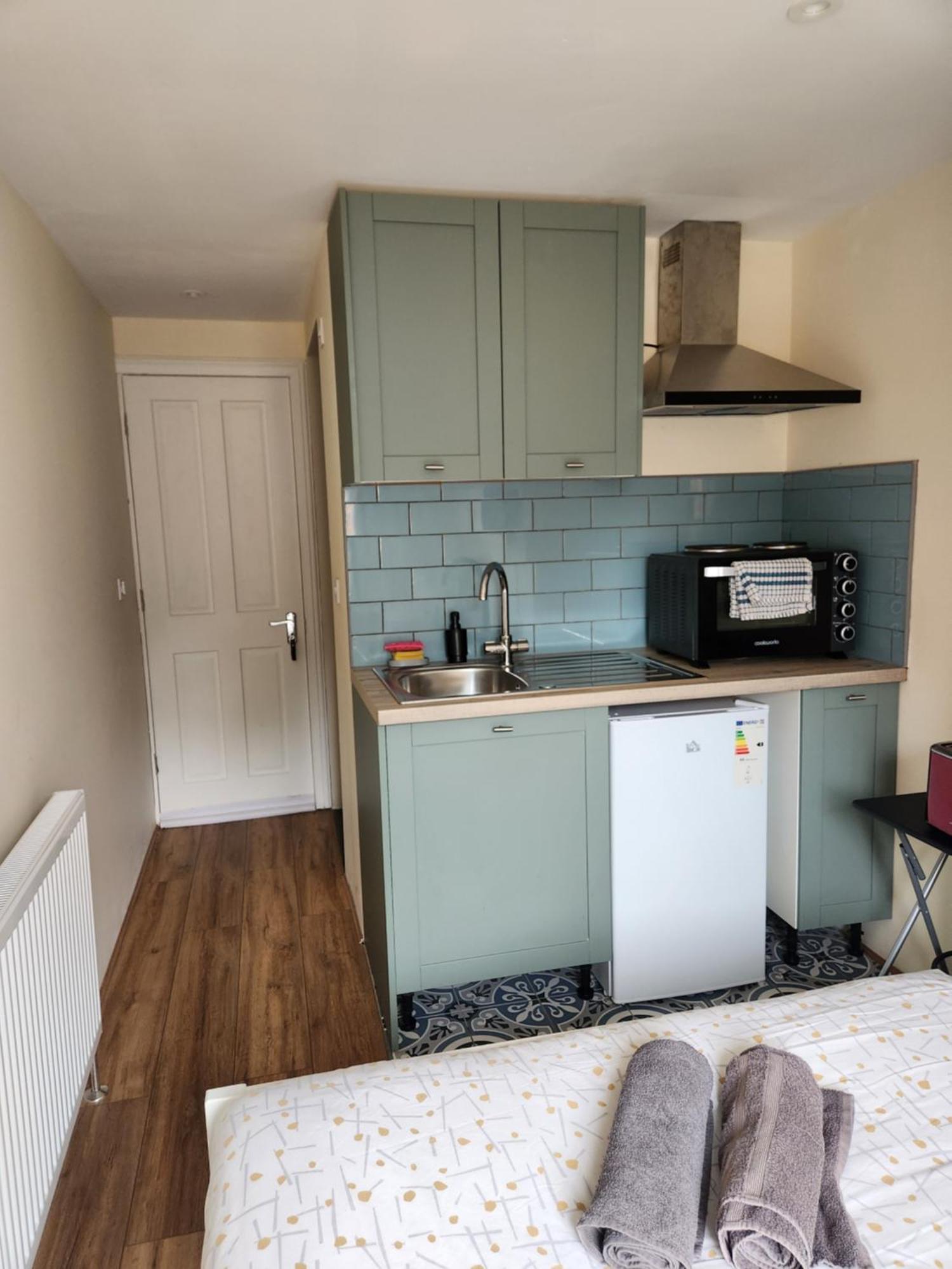 Ensuite Studio Flat Crawley-Gatwick Ifield Exteriör bild