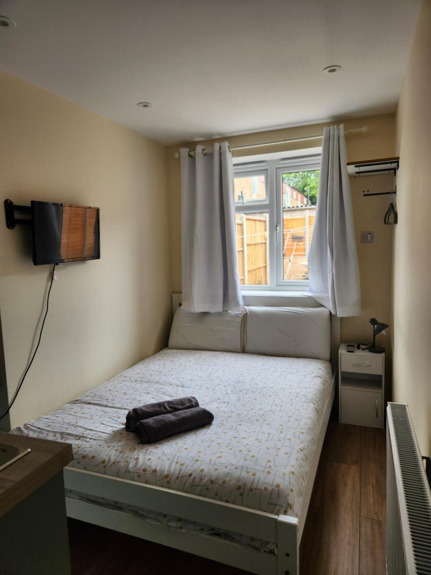 Ensuite Studio Flat Crawley-Gatwick Ifield Exteriör bild